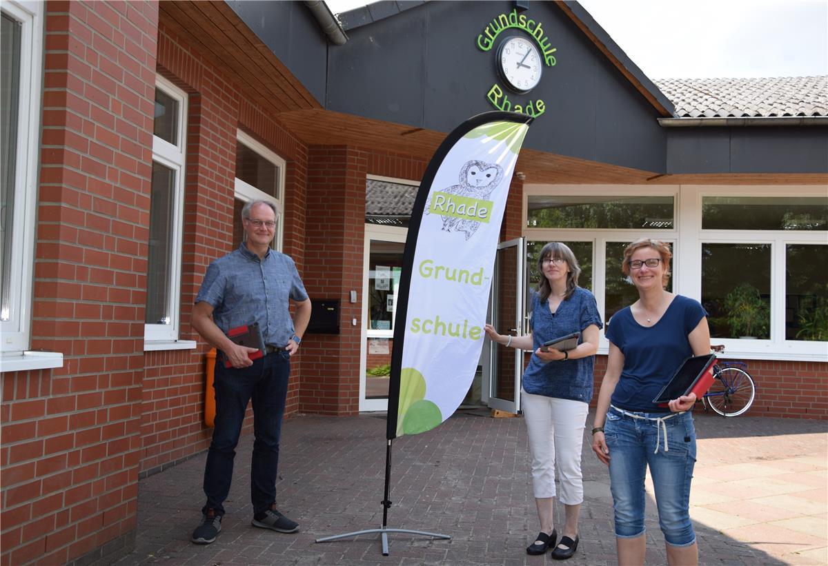 Der medienpädagogische Berater Cord Gerken freut sich mit Rektorin Andrea Wardin (Mitte) und Pädagogin Anja Koppenhagen freuen sich über die Chancen, die die Niedersächsische Bildungscloud den Lehrern und eben auch Schülern auf digitalem Wege bieten könnte.