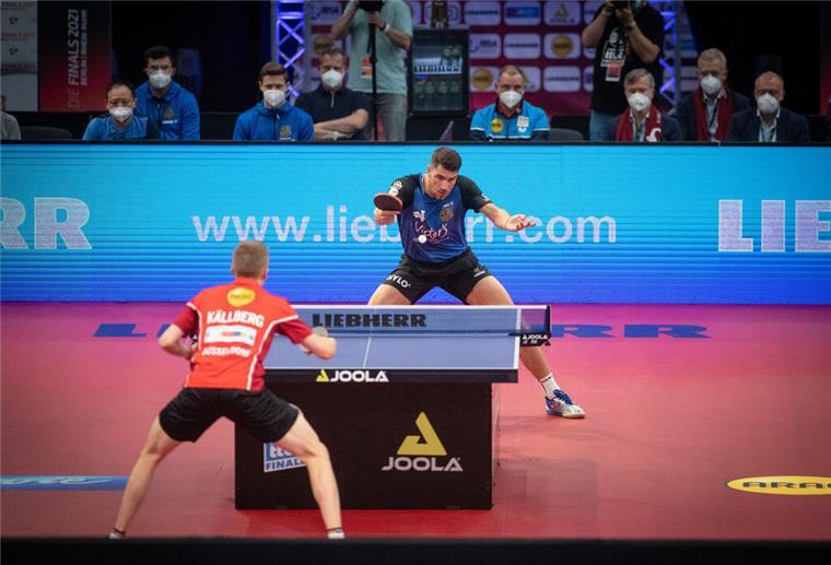 Tischtennis Bundesliga startet in die Saison 2024/25 Finale 2021 - Tischtennis Bundesliga Finale Borussia Düsseldorf - 1. FC Saarbrücken TT in der Helmut Körnig Halle: Patrick Franziska von Saarbrücken (r) im Spiel gegen Anton Källberg von Düsseldorf