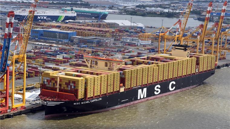 Taufe eines der größten Containerschiffe der Welt Der Megafrachter „MSC Michel Cappellini“ liegt einen Tag vor seiner Taufe im Hafen von Bremerhaven.