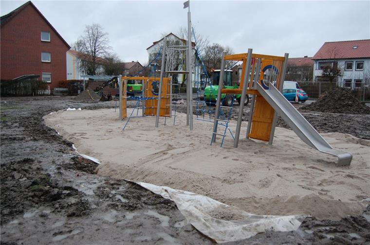 Brake: Ein Platz für alle Generationen Der Mehrgenerationenplatz ist im Werden, ein Spielschiff für Kinder wurde schon aufgebaut.