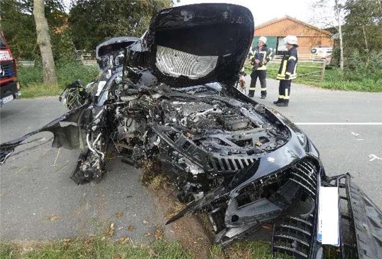 Ein zerstörter Mercedes nach einem Unfall.