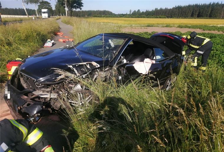 Unfall in Apensen: Fahrer (45) schwer verletzt Der Mercedes wurde bei dem Unfall total beschädigt, der Gesamtschaden wird auf ca. 20.000 Euro geschätzt.
