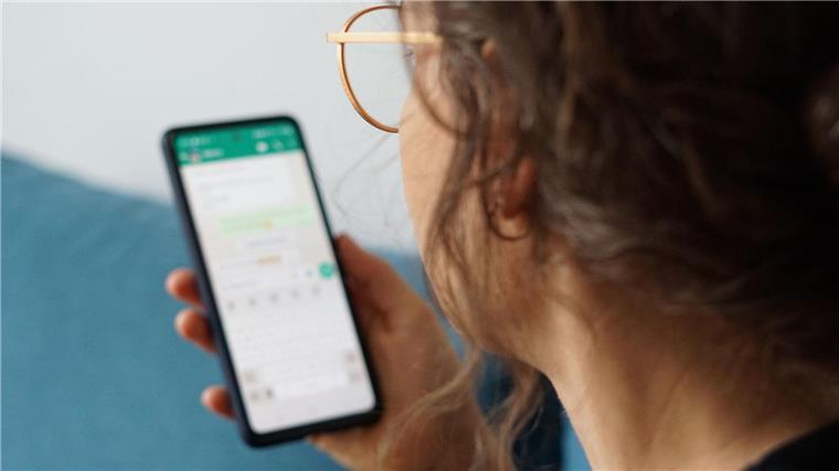 Per WhatsApp zum neuen Job Der Messenger WhatsApp wird von Unternehmen vermehrt bei der Mitarbeitersuche und für Bewerbungen genutzt.