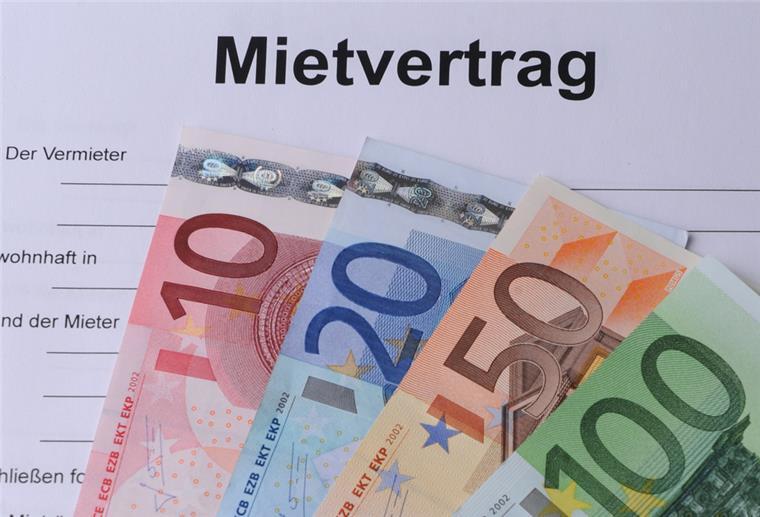 Die Umsetzung des Bremer Mitspiegels ist gestartet Geldscheine liegen auf einem Mietvertrag.