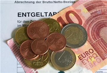  Euro- und Centmünzen liegen auf einem 10-Euro-Schein und bilden den kommneden Mindestlohn von 13,90 Euro. Der Mindestlohn in Deutschland soll in zwei Stufen steigen: Anfang kommenden Jahres auf 13,90 Euro, Anfang 2027 auf 14,60 Euro. Dabon würden rund 6,6 Millionen Arbeitnehmer profitieren.
