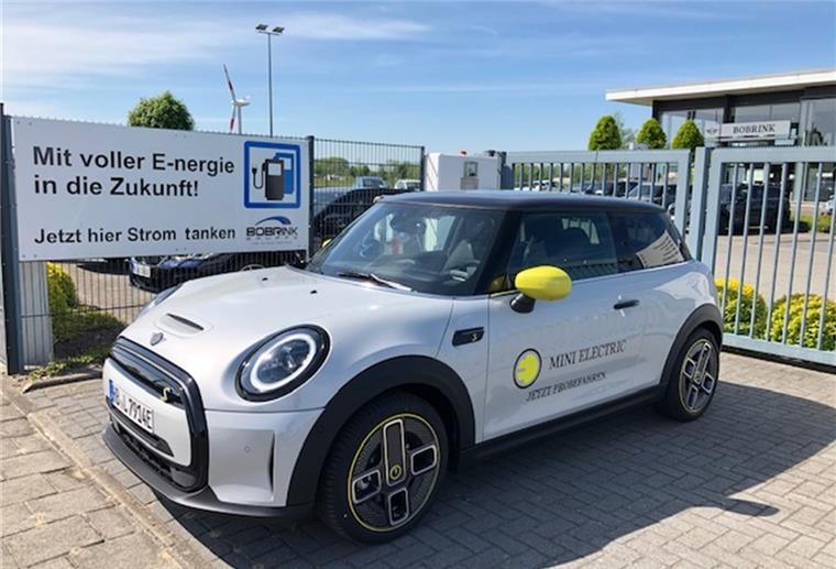 Probefahrt-Aktionswochen bei Bobrink: Jetzt den elektrischen MINI testen! Der MINI Cooper SE steht bereit für eine Probezeit.