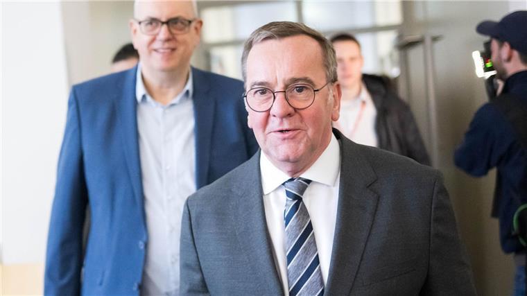 Pistorius bei Airbus: Bundeswehr setzt auf Bremer Technik Der Minister erinnerte an den Einsatz des Militärflugzeugs A400M in der Vergangenheit.