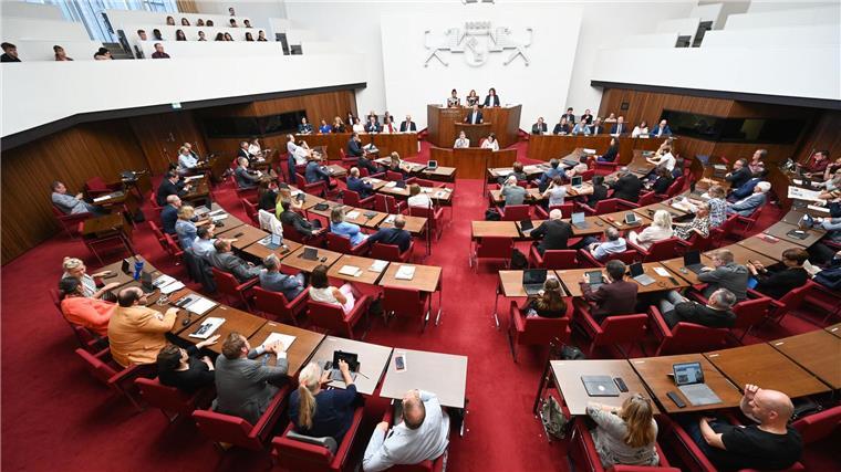 Bremens Bildungssenatorin bleibt - Antrag gescheitert Der Misstrauensantrag war der 23. in der Geschichte der Bremischen Bürgerschaft. Nur einer davon war überhaupt erfolgreich.