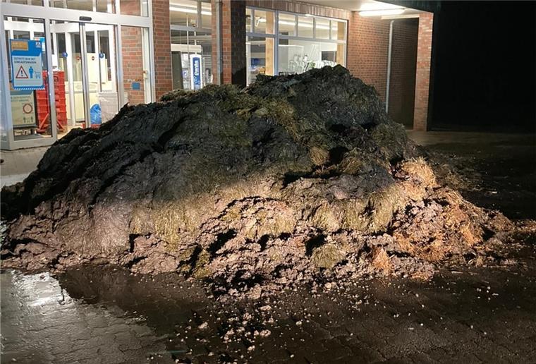 Unbekannte kippen Misthaufen vor Himmelpfortener Aldi-Filiale Ein Misthaufen vor einer Aldifiliale in Himmelpforten in Niedersachsen.