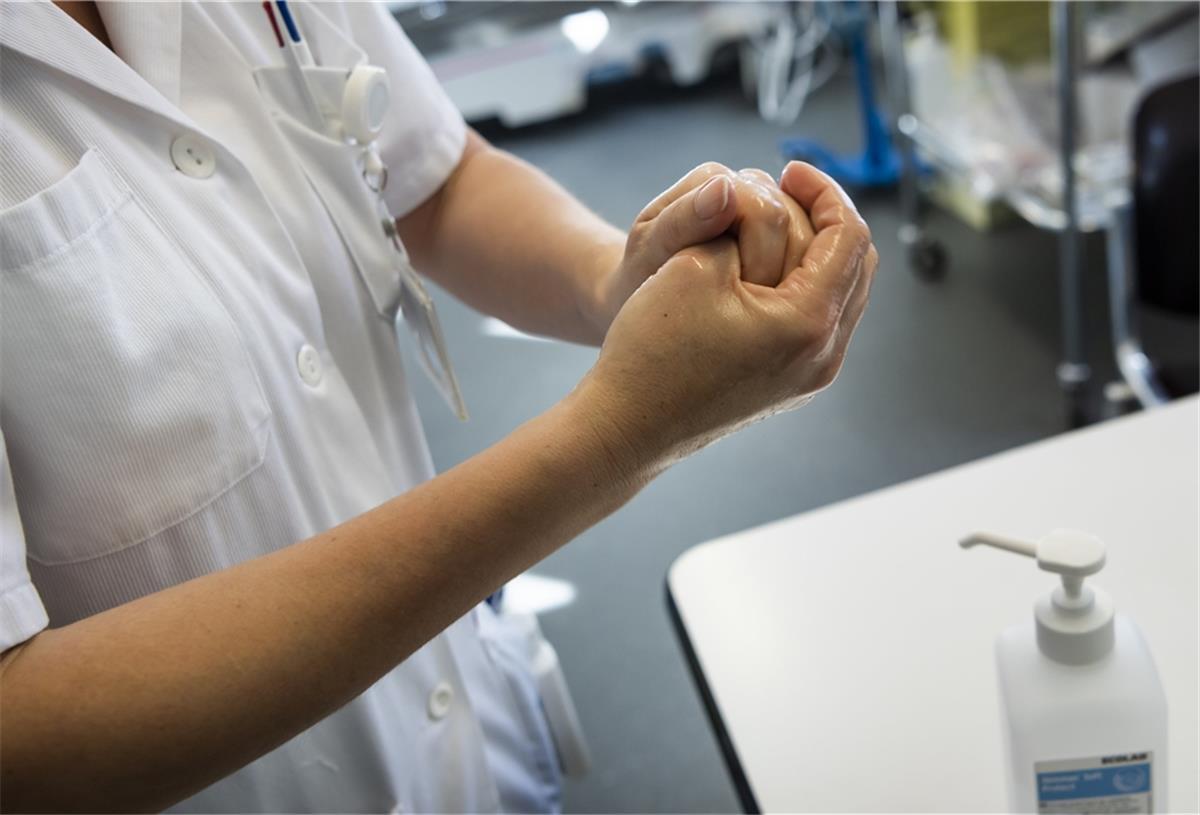 Der mit dem Coronavirus infizierte Mann aus dem Cuxland zeigt bislang nur Erkältungssymptome.