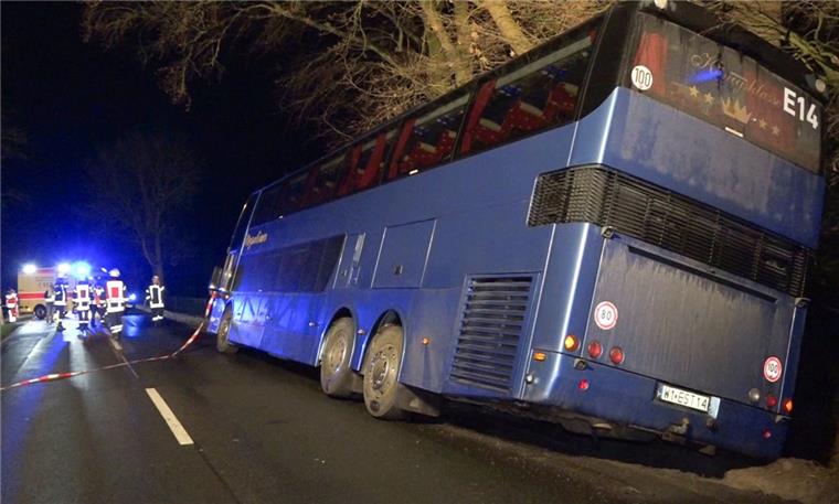 Der mit Schülern besetzte Reisebus war von der Fahrbahn abgekommen. Zwei Kinder erlitten einen Schock, der Busfahrer wurde leicht verletzt.