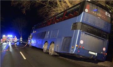 Der mit Schülern besetzte Reisebus war von der Fahrbahn abgekommen. Zwei Kinder erlitten einen Schock, der Busfahrer wurde leicht verletzt.