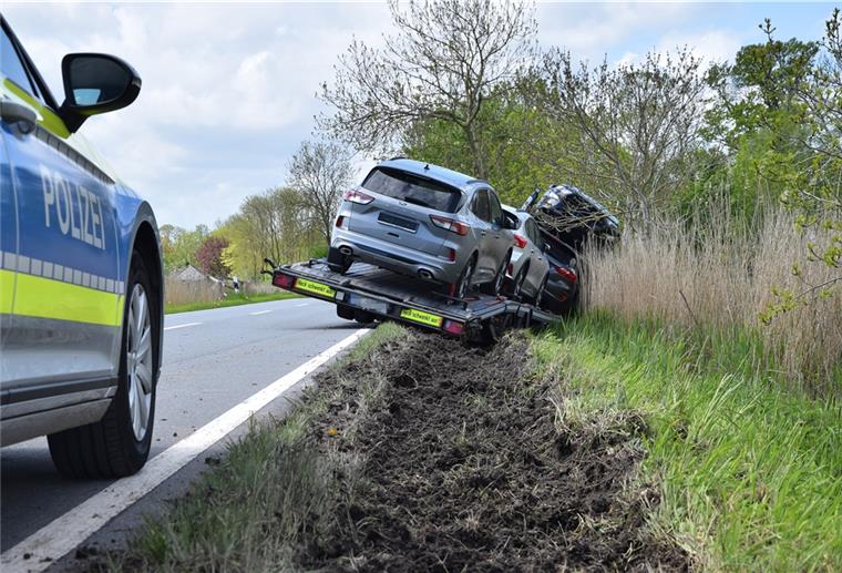Unfall bei Eckwarden: Auto-Transporter im Graben Der mit vier Neuwagen beladene LKW kam kurz vor Eckwarden von der Fahrbahn ab. Der Fahrer verletzte sich nur leicht. Zur Schadenshöhe konnte die Polizei noch keine Angaben machen. Foto: Teichmann