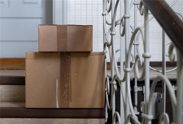 Paketshop-Chef prangert kranken Angestellten öffentlich an ARCHIV - 11.07.2024, Bayern, München: Zwei Pakete liegen in einem Mehrfamilienhaus im Treppenhaus vor einer Wohungstür. (zu dpa: «Plagiate bei Temu - «Das ist schon ziemlich dreist»») Foto: Sven Hoppe/dpa +++ dpa-Bildfunk +++