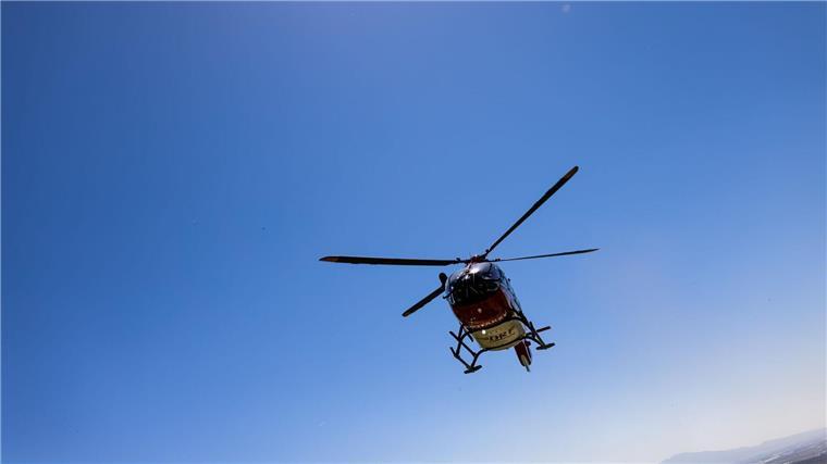Der Mitarbeiter wurde mit einem Rettungshubschrauber in ein Krankenhaus gebracht. (Symbolbild)
