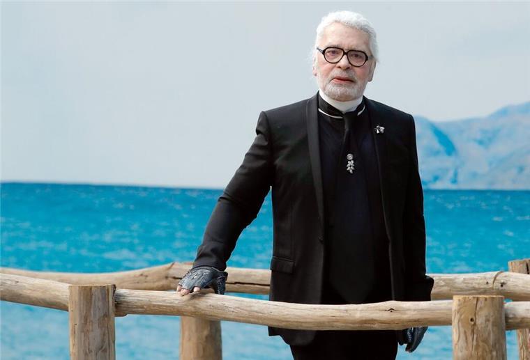 Der Modedesigner Karl Lagerfeld 2018 bei der Präsentation der Chanel-Modekollektion  Frühjahr/Sommerkollektion 2019.