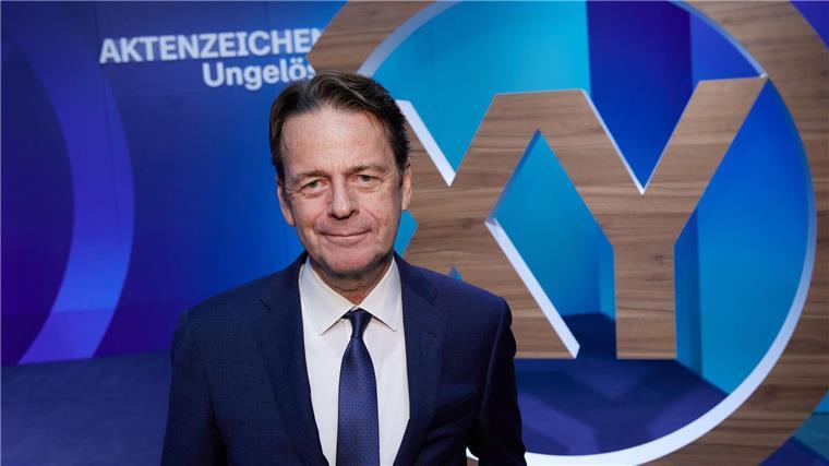 „Aktenzeichen XY“ ehrt mutige Helfer Der Moderator Rudi Cerne.