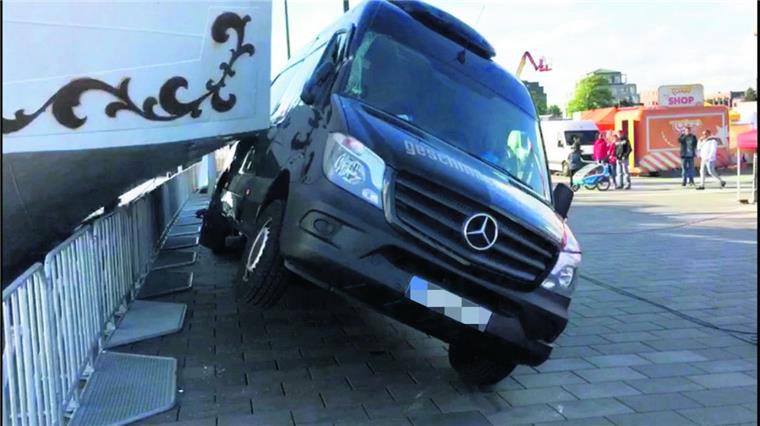 Kollision der "Mir" auf dem Seestadtfest: Ursache noch nicht geklärt Der Moment des Unglücks: Das Heck der "Mir" rammt den abgestellten Kleintransporter, hebt ihn an und kippt ihn beinahe um.