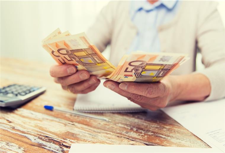 Nächstes Jahr 14 Euro mehr im Monat für Hartz-IV-Empfänger Der monatliche Hartz IV-Betrag steigt in Deutschland ab dem kommenden Jahr. Für alleinstehende Empfänger gibt es 14 Euro mehr.