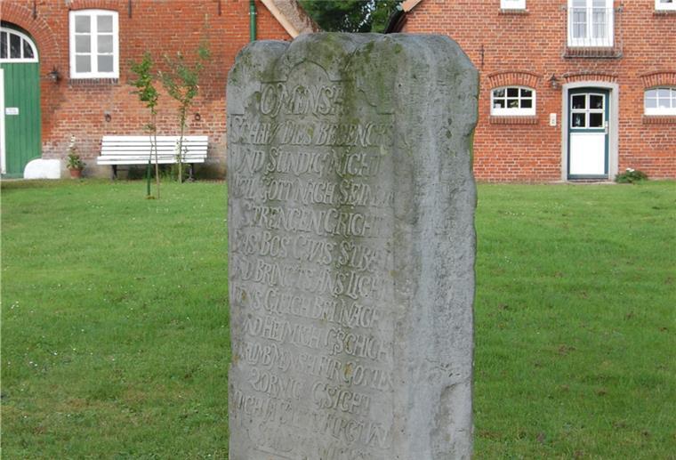 Der Mordstein von Golzwarderwurp, der an die Ermordung einer Magd im Jahr 1637 erinnert, steht heute wieder an seinem historischen Platz im Vorgarten des Bauernhofs. Foto: Gohritz