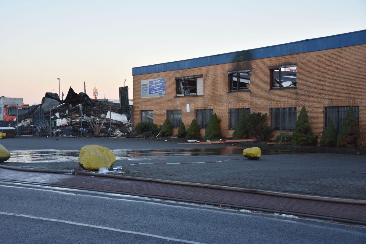 Großbrand in Sittensen: Millionenschaden und vier Leichtverletzte Der Morgen danach: Das Feuer auf einem Betriebsgelände in Sittensen verursachte einen Millionenschaden.