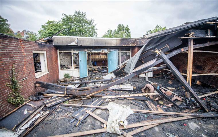 Kita "Michaelis" in Bremerhaven-Lehe ist komplett abgebrannt Der Morgen nach dem Brand: Die Kita "Michaelis" in der Potsdamer Straße liegt in Trümmern.