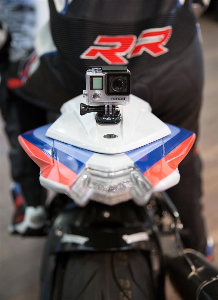 Nach der Todesfahrt: Der Motorrad-Raser, der einen 75-jährigen Mann überfahren hat, soll mit Tempo 100 unterwegs gewesen sein. Die Staatsanwaltschaft ermittelt nun wegen Totschlags. Der Fahrer, der so gern seine halsbrecherischen Fahrten mit einer Helmkamera dokumentierte, sitzt nun in Untersuchungshaft..