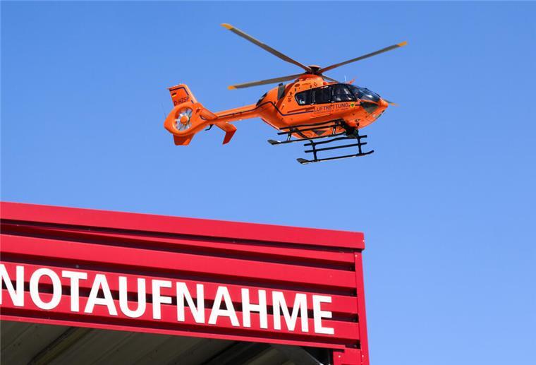 Motorradfahrer (55) erleidet bei Verkehrsunfall schwere Verletzungen Ein Rettungshubschrauber der Luftrettung fliegt über einer Notaufnahme.