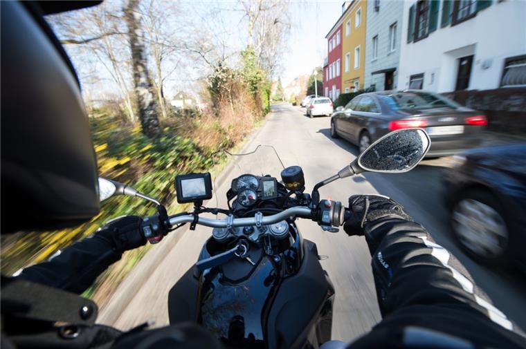 Der Motorradfahrer konnte dem auf die Straße laufenden Hund nicht mehr ausweichen.