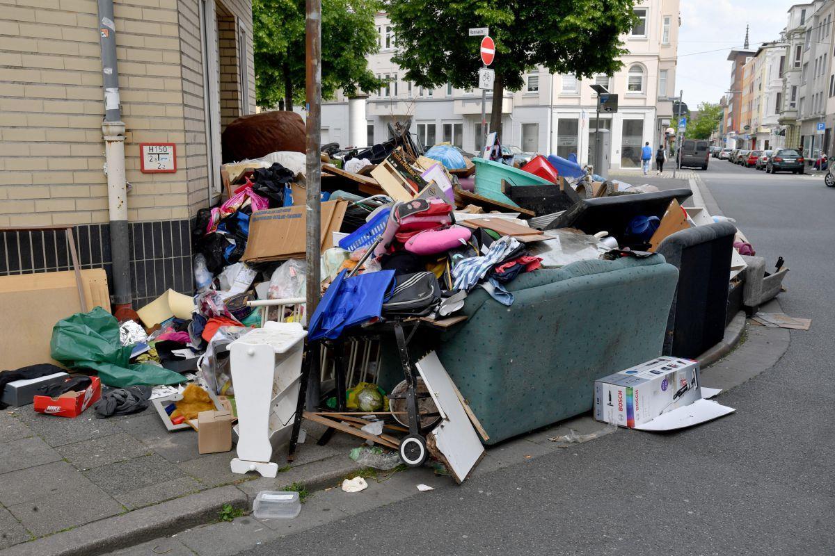 Dieser Müllberg verärgert Anwohner in Bremerhaven Der Müll stapelt ich an einer Straßenecke in Bremerhaven-Mitte.