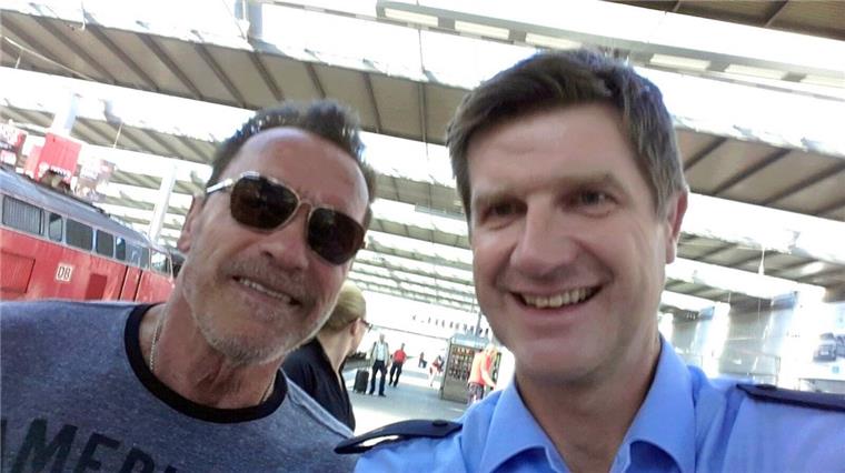 Schwarzenegger beim Radfahren von Polizei erwischt Der Münchener Polizeioberkommissar Stefan Schmitt darf sich über ein Selfie mit Arnold Schwarzenegger freuen.