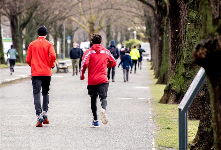 „Walking & Talking“ mit Geflüchteten startet in die Saison Der multikulturelle Lauftreff „Walking & Talking“ trifft sich sonntags, um gemeinsam im Bürgerpark ihre Runden zu drehen.