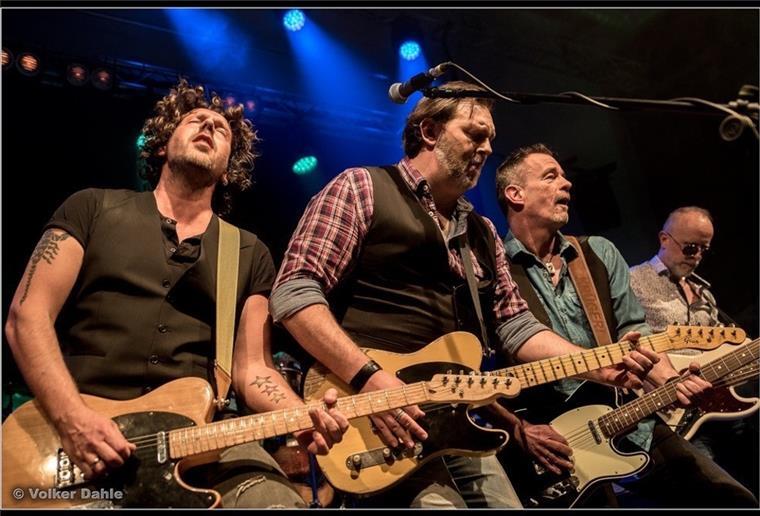 Cuxhaven: Dean Collins tritt mit Band in den Hapag-Hallen auf Dean Collins (2. von links) mit einem Teil seiner Band DC7