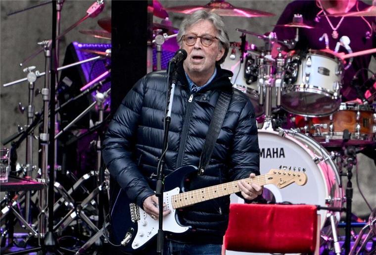 Gitarre von Eric Clapton für Rekordpreis versteigert Der Musiker Eric Clapton bei einem Auftritt in Berlin im Mai 2022.