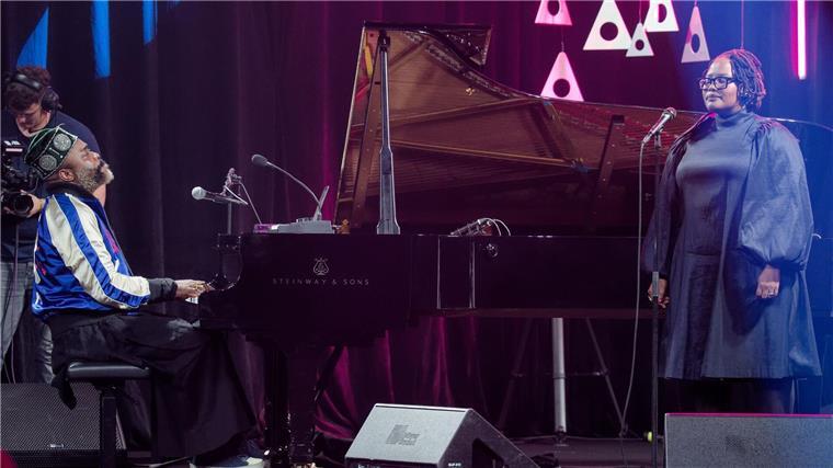 Eva Klesse gewinnt Deutschen Jazzpreis als beste Künstlerin Der Musiker Nduduzo Makhathini erhielt eine Auszeichnung.