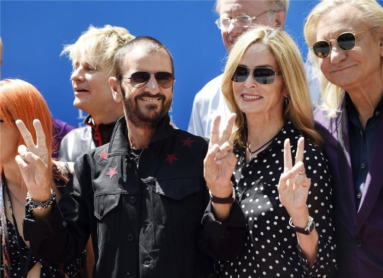 Ringo Starr wünscht sich am 77. Geburtstag "Peace and Love" Der Musiker Ringo Starr (links), seiner Frau Barbara Bach, der Gitarrist Joe Walsh und viele andere zelebrierten in Los Angeles Ringos Ehrentag mit dem lauten Ruf nach mehr "Peace and Love".