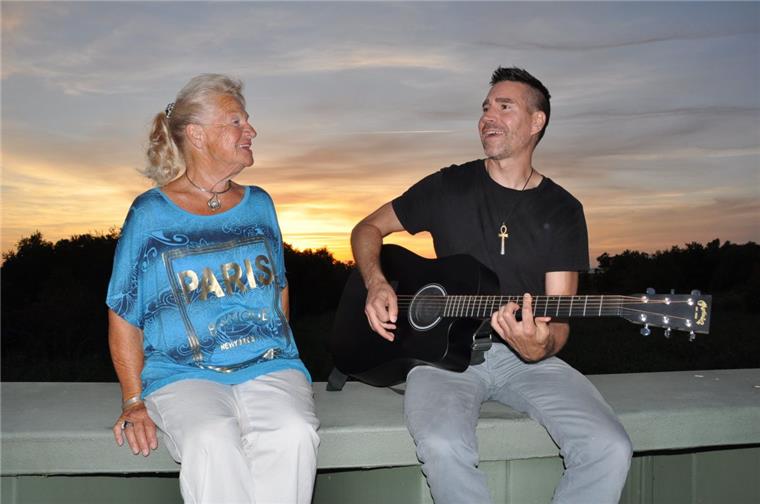 Wunderbare Freundschaft am Jadebusen: Fan beherbergt US-Musiker Troy Petty Der Musiker Troy Petty und seine Gastgeberin Marlene Rembacz