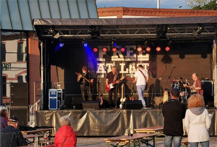 Die Wiederkehr des Musiksommers Der Musiksommer 2021 hat begonnen. Zur Eröffnung spielte Free at last, eine Bluesrock-Band aus Stade, im Fischereihafen.