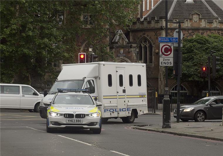 Mutmaßlicher Attentäter vor Gericht in London: "Tod den Verrätern" Der mutmaßliche Attentäter trifft beim Gericht ein.