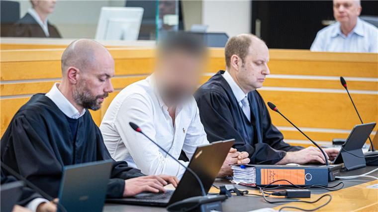 Der mutmaßliche korrupte Staatsanwalt (Mitte) wird von den Rechtsanwälten Alexander Kienzle (links) und Timo Rahn (rechts) vertreten. 
