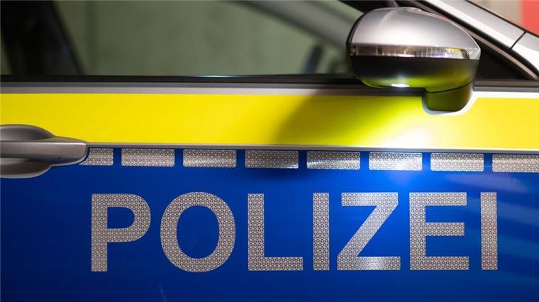 Einbrecher auf frischer Tat ertappt: Beutezug endet in U-Haft Das Wort "Polizei" ist auf der Tür eines Polizeiautos zu lesen.