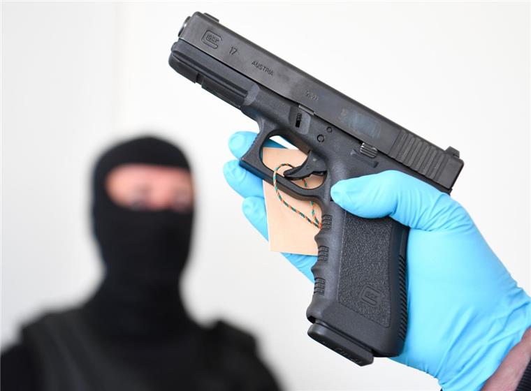 Der mutmaßliche Waffenhändler aus Marburg hatte noch weitere Pistolen und Munition versteckt. Er soll dem Amokschützen von München die Tatwaffe verkauft haben. 