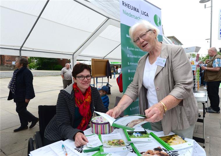 Bremerhavener Topf informiert über seine 40 Selbsthilfegruppen Stand der Rheuma-Liga beim Infotag des Bremerhavener Topfs
