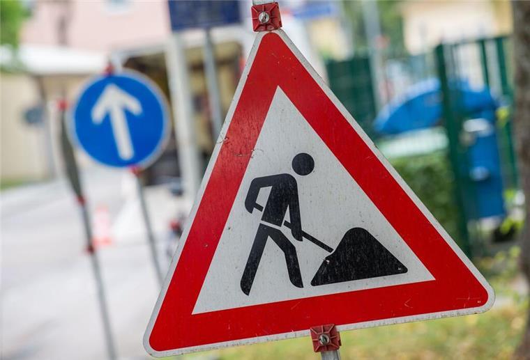 Nach Havarie: Sanierung in Elsfleth verschiebt sich Ein Straßenschild weist auf eine Baustelle hin.
