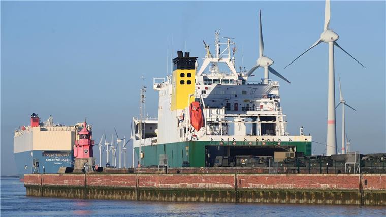 Britischer Militärfrachter in Emden eingelaufen Der Name des britischen Frachters „Anvil Point“ bedeutet übersetzt „Ambossspitze“.