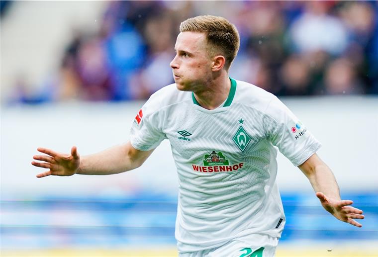 FC St. Pauli an Johannes Eggestein interessiert Mann macht dicke Backen, Fußballtrikot