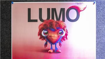 Der Name Lumo ist abgeleitet von luminous - leuchtend.  