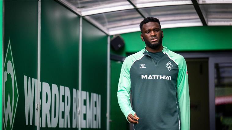 Livestream, Socken und Fitness: Boniface startet in Bremen Der Neu-Bremer Victor Boniface im Weserstadion.