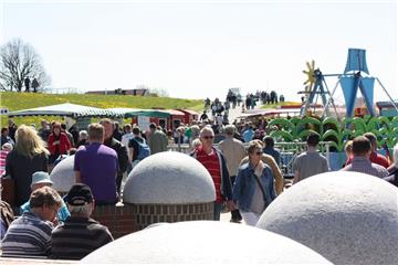 Der neu gestalte Platz am Hafen bot auch einige Bereiche, in denen es sich wunde...