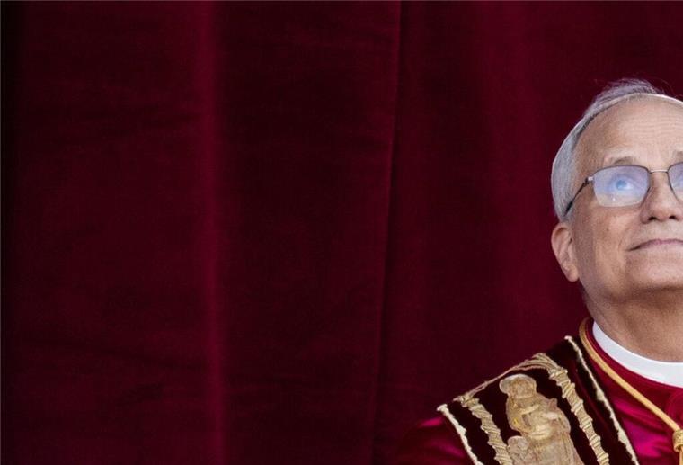 Papst aus den USA? In Serie mit Jude Law durchexerziert Der neu gewählte Papst Leo XIV. auf dem Balkon des Petersdoms.